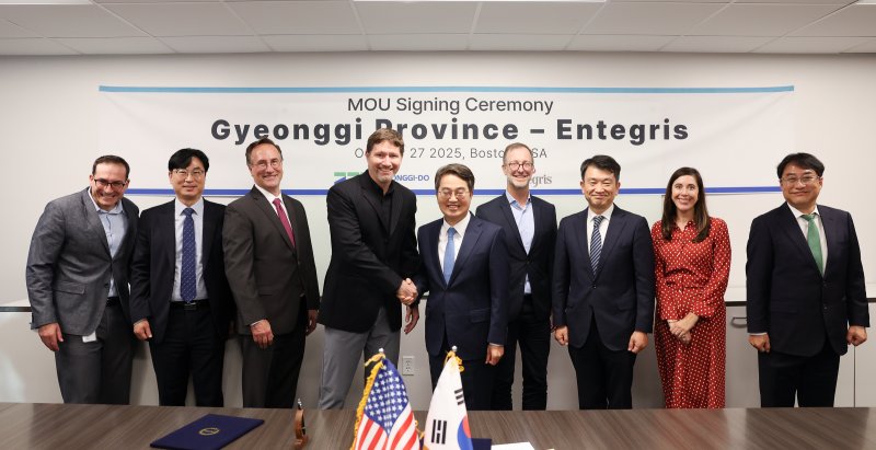 [수원=뉴시스] 현지시간 27일 오후 미국 보스턴에서 열린 투자협약식에서 김동연 지사가 기업 관계자들과 함께 기념 촬영을 하고 있다. (사진=경기도 제공) 2025.10.27. photo@newsis.com *재판매 및 DB 금지