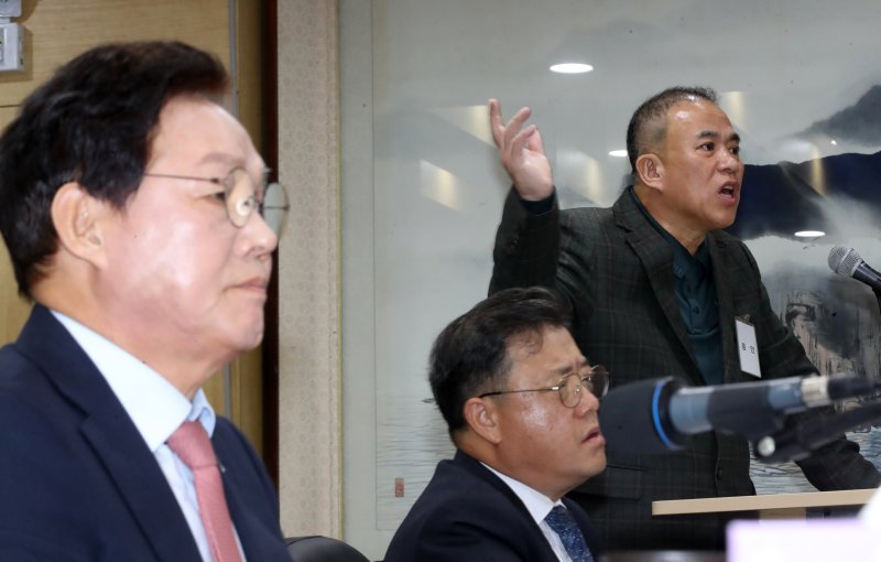 '정치 브로커' 명태균 씨가 28일 경남 창원 의창구 경남도청에서 열린 국회 행정안전위원회의 경남도청에 대한 국정감사에 증인으로 출석해 의원 질의에 답변하고 있다. 2025.10.28/뉴스1 ⓒ News1 윤일지 기자