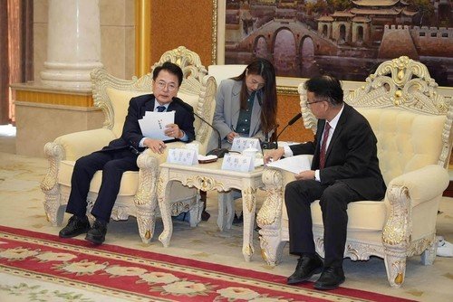 육동한 춘천시장(왼쪽), 중국 창저우시 방문 (출처=연합뉴스)