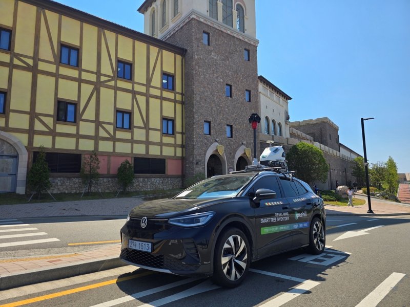 가로수 이산화탄소 흡수량 수집하는 폭스바겐 ID.4 (출처=연합뉴스)