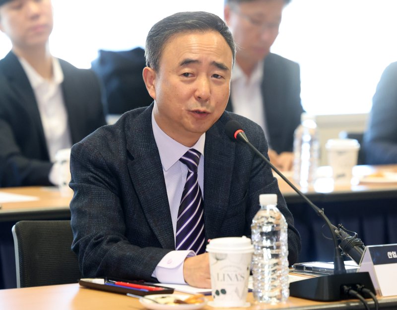 [서울=뉴시스] 추상철 기자 = 임문영 국가AI전략위원회 부위원장이 15일 오전 서울 종로구 국가과학기술자문회의 회의실에서 열린 '산업 전반의 AX 정책 협력 MOU 체결식'에서 인사말을 하고 있다. 2025.10.15. scchoo@newsis.com