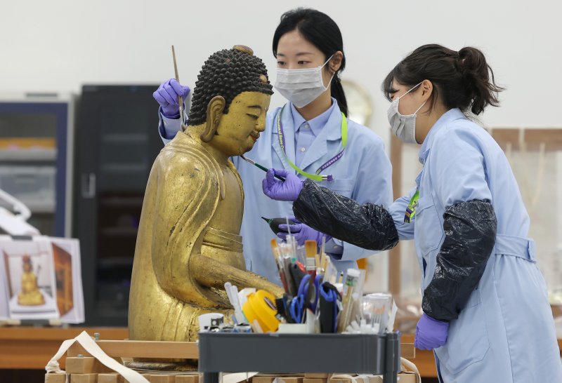 보존과학센터 개관식이 열린 28일 서울 용산구 국립중앙박물관에서 관계자들이 목재실에서 목재불상 건식세척작업을 하고 있다. 2025.10.28/뉴스1 ⓒ News1 권현진 기자