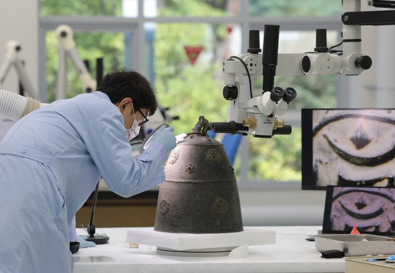 보존과학센터 개관식이 열린 28일 서울 용산구 국립중앙박물관 금속실에서 한 관계자가 조선종 상태조사를 하고 있다. 2025.10.28/뉴스1 ⓒ News1 권현진 기자