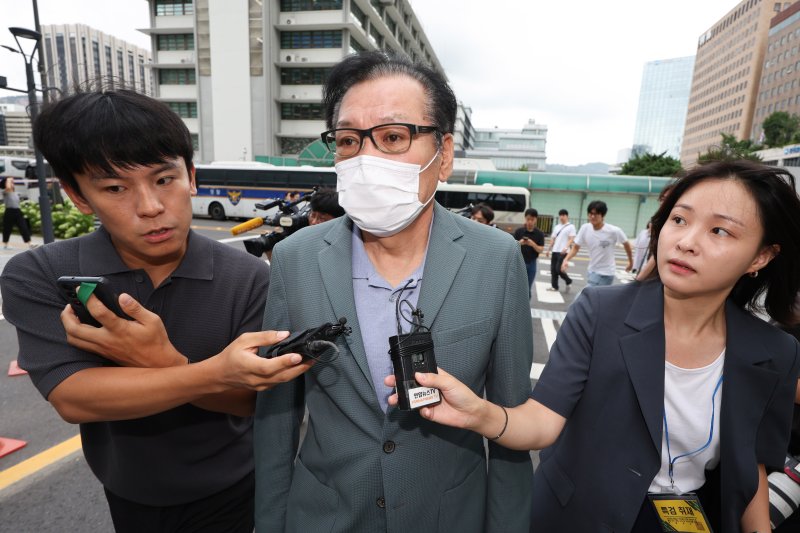 김건희 여사와 친분을 이용해 각종 청탁을 받은 의혹이 제기된 건진법사 전성배 씨가 21일 서울 종로구에 마련된 민중기 특별검사팀(김건희 특검팀) 사무실로 향하고 있다. 2025.8.21/뉴스1 ⓒ News1 신웅수 기자