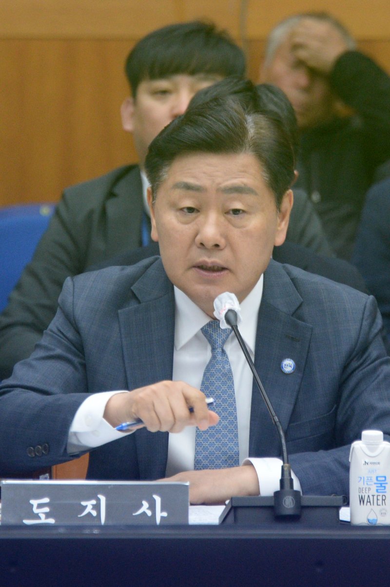 [전주=뉴시스] 김얼 기자 = 김관영 전북특별자치도지사가 28일 전북 전주시 전북특별자치도청 대회의실에서 열린 '2025년도 행정안전위원회 국정감사'에 참석해 질의에 답변하고 있다. 2025.10.28. pmkeul@newsis.com