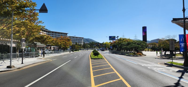 도널드 트럼프 미국 대통령 방한을 하루 앞둔 경북 경주 보분관광단지 일대는 경비·보안이 강화된 가운데 매우 차분했다. 김장욱 기자