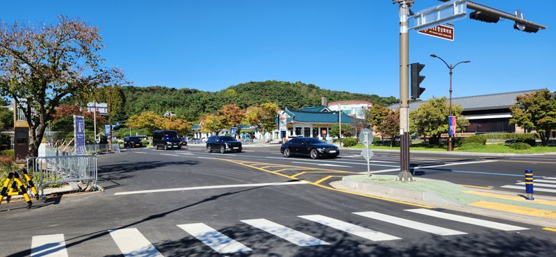 도널드 트럼프 미국 대통령 등 방한을 앞두고 경비·보안이 강화되고 있다. 사진은 보문관광단지 일대를 오가고 있는 VIP 차량들. 김장욱 기자