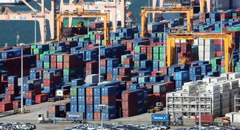 27일 경기 평택시 포승읍 평택항에 수출용 컨테이너들이 쌓여있는 모습. 2025.10.27/뉴스1 ⓒ News1 김영운 기자