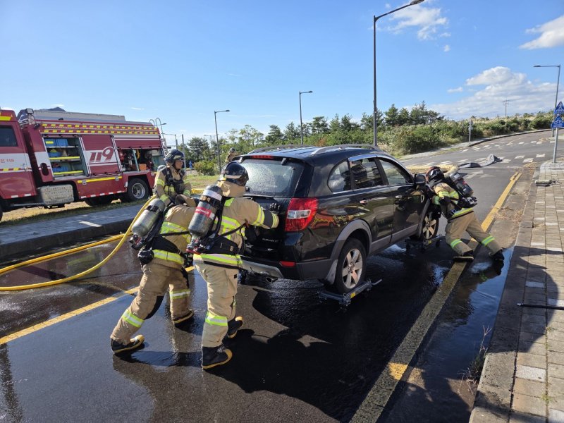 [제주=뉴시스] 서귀포소방서가 28일 서귀포시 토평동 일대에서 소방 출동 방해 차량에 대한 강제 견인 및 이동 훈련을 벌이고 있다. (사진=서귀포소방서 제공) 2025.10.28. photo@newsis.com