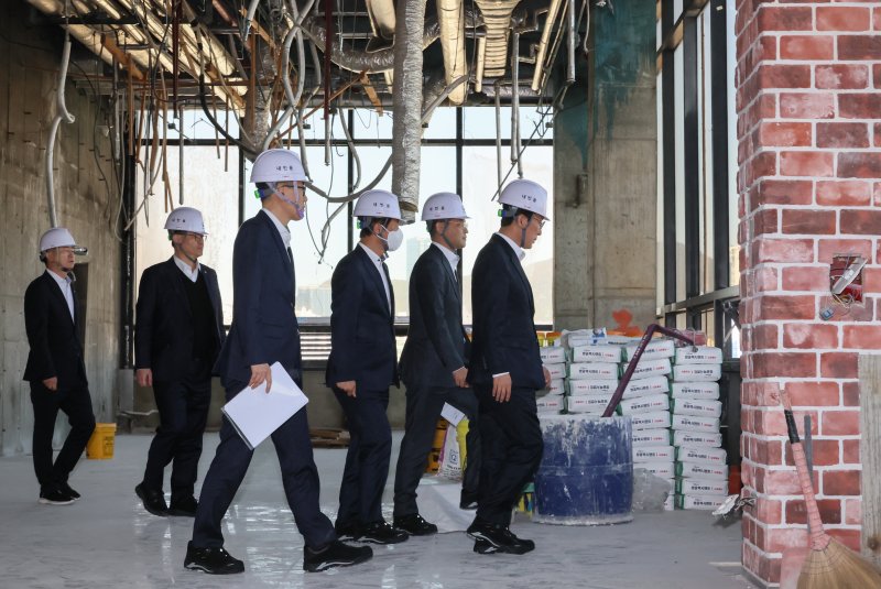 김민석 국무총리가 28일 해양수산부가 이전할 부산시 동구 IM빌딩을 방문해 준비상황을 점검하고 있다. 연합뉴스