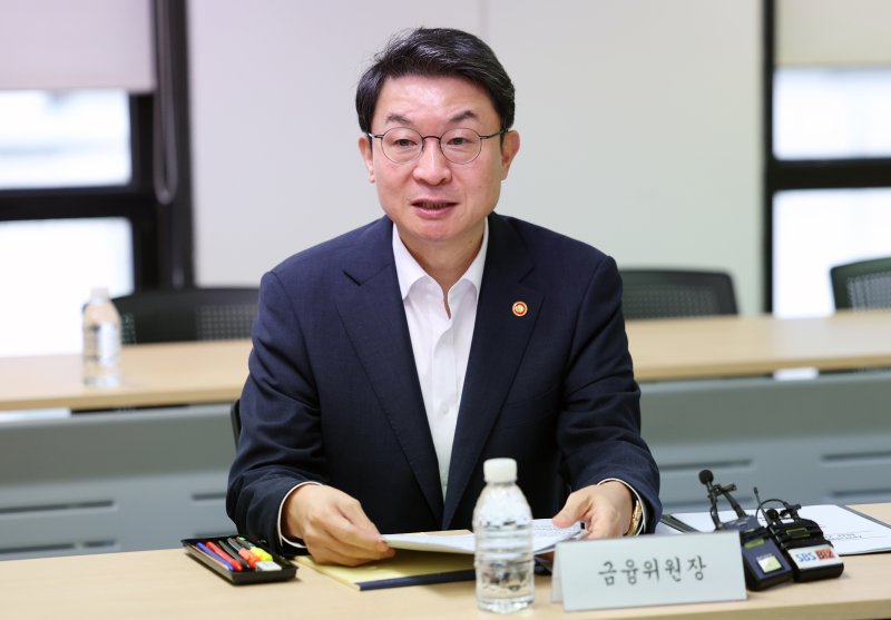 [서울=뉴시스] 조성우 기자 = 이억원 금융위원회 위원장이 23일 오전 서울 중구 중앙 서민금융통합지원센터에서 열린 정책서민금융·채무조정 현장 간담회에서 모두발언을 하고 있다. 2025.10.23. xconfind@newsis.com