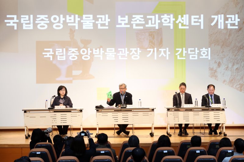 [서울=뉴시스] 박진희 기자 = 유홍준 국립중앙박물관 관장이 28일 서울 용산구 국립중앙박물관에서 보존과학센터 개관 기자간담회를 하고 있다. 2025.10.28. pak7130@newsis.com