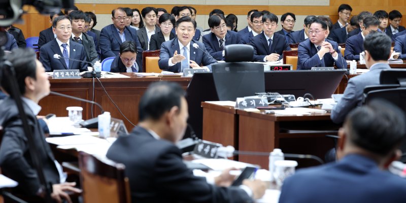 김관영 전북특별자치도지사가 28일 전북 전주시 전북특별자치도청 대회의실에서 열린 국회 행정안전위원회 국정감사에서 질의에 답변을 하고 있다. 2025.10.28/뉴스1 ⓒ News1 유경석 기자