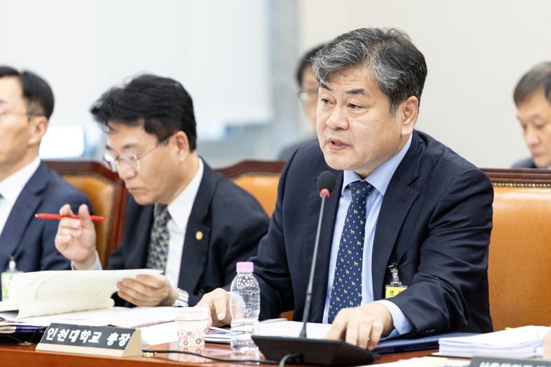 이인재 인천대학교 총장이 28일 서울 여의도 국회에서 열린 교육위원회 서울대학교 등에 대한 국정감사에 출석해 의원 질의에 답변하고 있다. 2025.10.28/뉴스1 ⓒ News1 이승배 기자