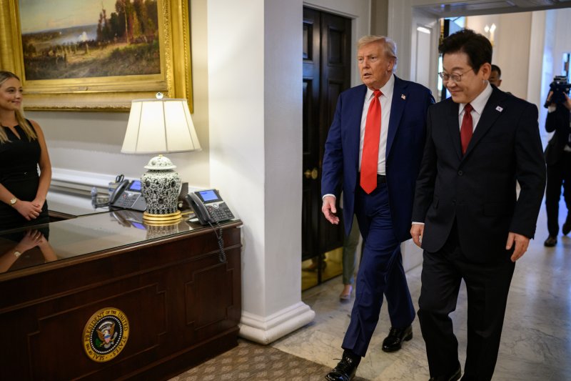 지난 8월 25일(현지시간) 이재명 대통령이 백악관 입구에서 도널드 트럼프 미국 대통령의 영접을 받은 후 이동하고 있다.2025.08.31.(백악관 제공. 재판매 및 DB금지) ⓒ News1 류정민 특파원