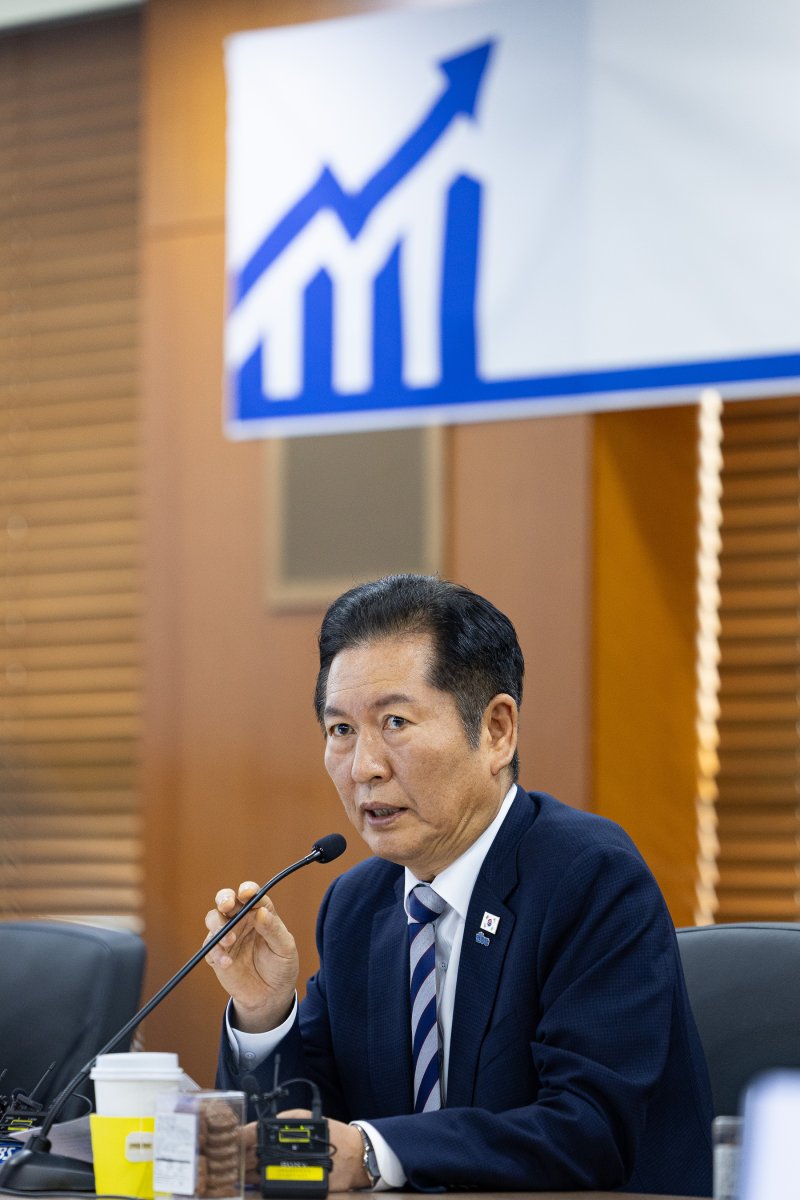 정청래 더불어민주당 대표가 30일 서울 여의도 KRX한국거래소에서 열린 자본시장 현장 간담회에서 모두 발언을 하고 있다. 2025.9.30/뉴스1 ⓒ News1 유승관 기자