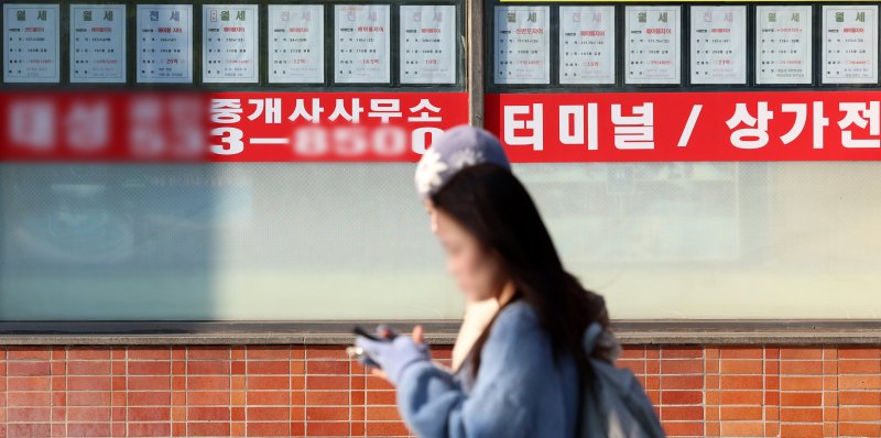 바카라사이트 쿠폰 시내의 한 부동산에 월세 물건 안내문이 붙어 있다. 뉴시스