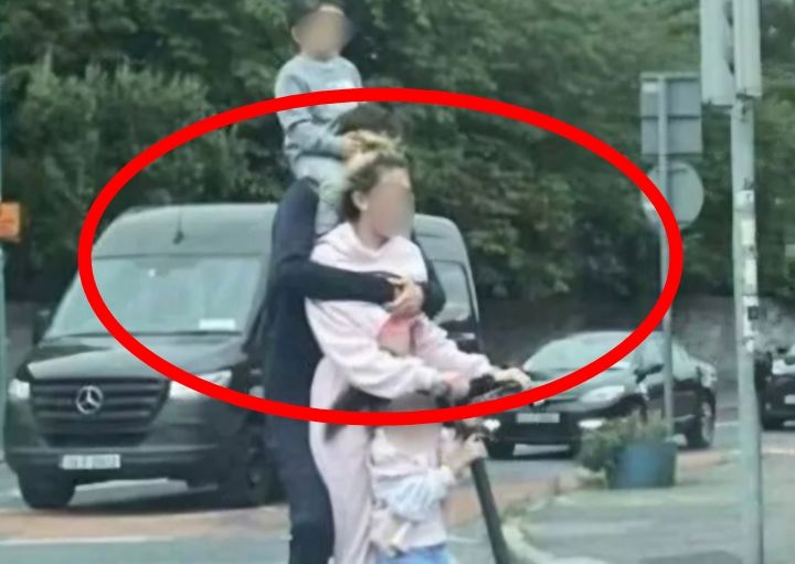 부부와 어린 두 자녀가 한 대의 전동 킥보드에 헬멧 없이 탑승한 사진이 온라인상에서 확산하며 안전 논란이 일고 있다. (사진 = 보배드림 캡처)