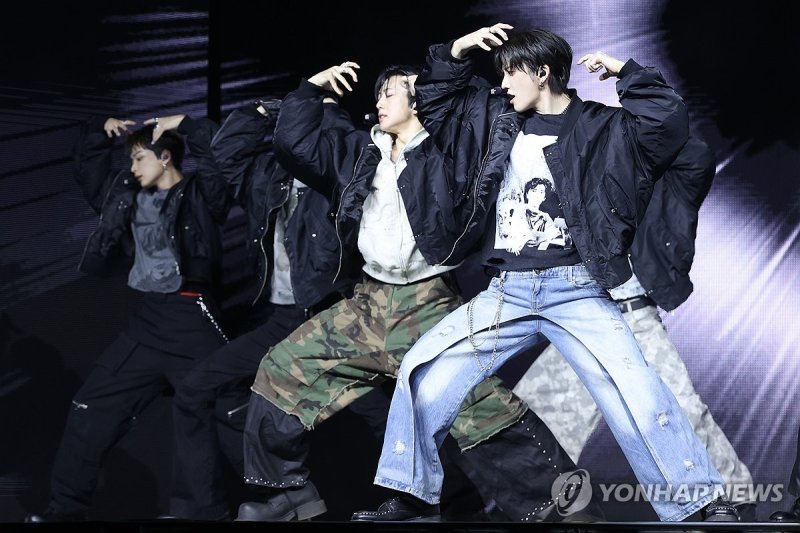 쇼케이스 선보이는 앤팀 (출처=연합뉴스)