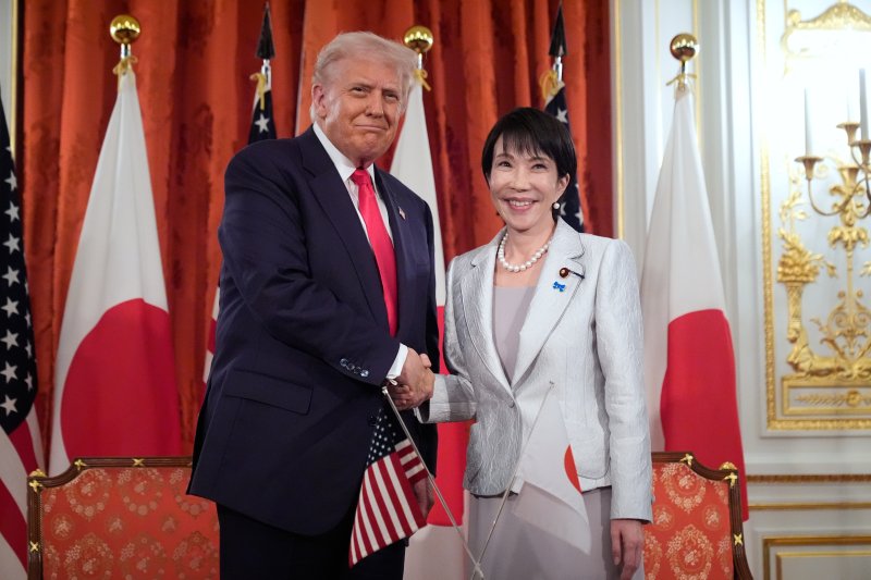 [도쿄=AP/뉴시스] 도널드 트럼프(왼쪽) 미국 대통령과 다카이치 사나에 일본 총리가 28일 일본 도쿄 모토아카사카 영빈관에서 희토류 공급망 협정서에 서명하면서 악수하고 있다. 2025.10.28.