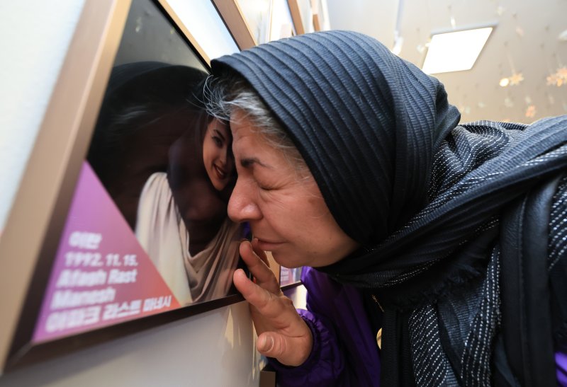 10·29 이태원참사 외국인 유가족들이 26일 오후 서울 종로구 별들의 집에 방문, 희생자의 사진을 벽에 걸며 눈물을 흘리고 있다. (공동취재) 2025.10.26/뉴스1 ⓒ News1 김민지 기자