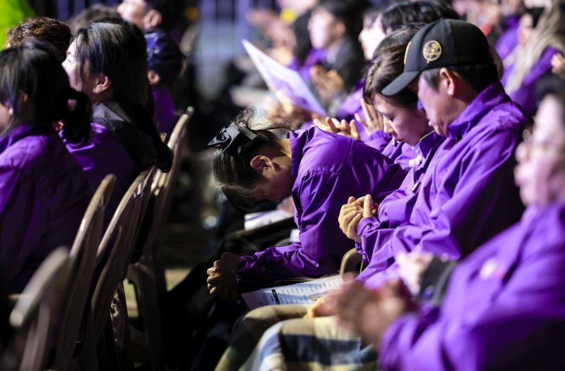 25일 서울 중구 서울광장에서 열린 10·29 이태원참사 3주기 시민추모대회에서 희생자 유가족들이 슬픔을 느끼고 있다. (공동취재) 2025.10.25/뉴스1 ⓒ News1 이호윤 기자