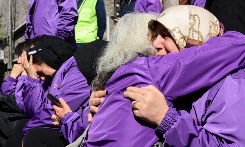 이태원 참사 3주기를 앞둔 25일 서울 용산구 이태원역 1번 출구 앞 ‘10.29 기억과 안전의 길'을 찾은 외국인 희생자 유가족들이 슬픔에 잠겨 있다. 2025.10.25/뉴스1 ⓒ News1 이호윤 기자