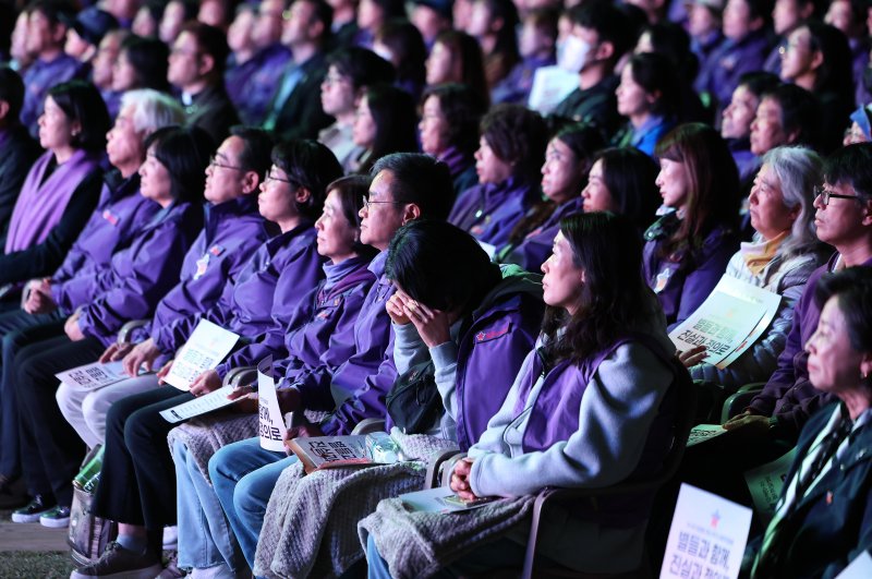25일 서울 중구 서울광장에서 열린 10·29 이태원참사 3주기 시민추모대회에서 희생자 유가족이 눈물을 훔치고 있다. 2025.10.25/뉴스1 ⓒ News1 이호윤 기자