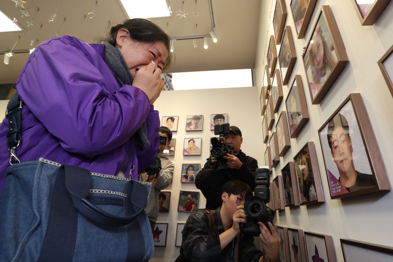 10·29 이태원참사 외국인 유가족들이 26일 오후 서울 종로구 별들의 집에 방문, 희생자의 사진을 벽에 걸며 눈물을 흘리고 있다. (공동취재) 2025.10.26/뉴스1 ⓒ News1 김민지 기자