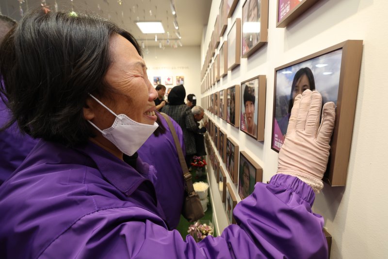 10·29 이태원참사 외국인 유가족들이 26일 오후 서울 종로구 별들의 집에 방문, 희생자의 사진을 벽에 걸며 눈물을 흘리고 있다. (공동취재) 2025.10.26/뉴스1 ⓒ News1 김민지 기자