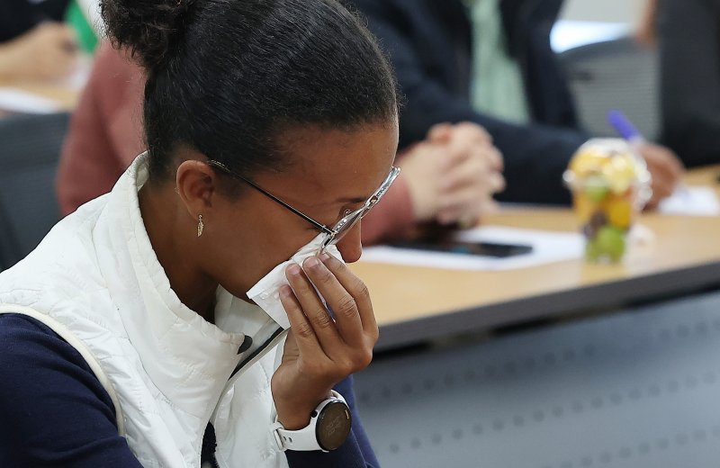 10·29 이태원참사 외국인 희생자 유가족이 27일 오전 서울 중구 이태원참사 진상규명 재발방지를 위한 특별조사위에서 열리는 조사에 참석해 눈물을 닦고 있다. 2025.10.27/뉴스1 ⓒ News1 김진환 기자