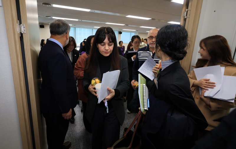 10·29 이태원참사 외국인 희생자 유가족들이 27일 오전 서울 중구 이태원참사 진상규명 재발방지를 위한 특별조사위에서 열리는 조사에 참석하고 있다. 2025.10.27/뉴스1 ⓒ News1 김진환 기자