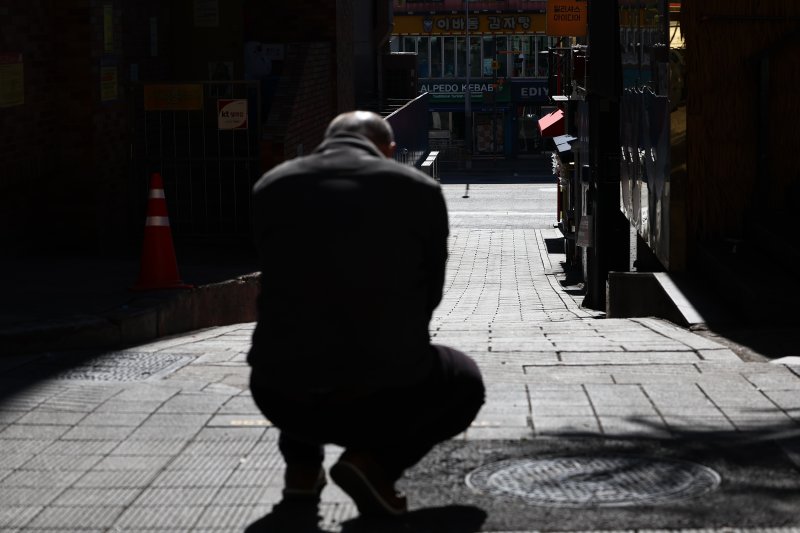 10.29이태원참사 3주기를 이틀 앞둔 27일 오후 한 시민이 이태원참사가 발생한 골목을 바라보고 있다. 2025.10.27/뉴스1 ⓒ News1 김민지 기자