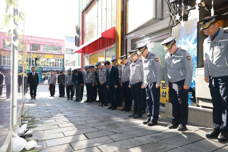 유재성 경찰청장 직무대행이 핼러윈 데이를 앞둔 28일 서울 용산구 이태원 참사 현장을 찾아 묵념을 하고 있다. (경찰청 제공. 재판매 및 DB 금지) 2025.10.28/뉴스1