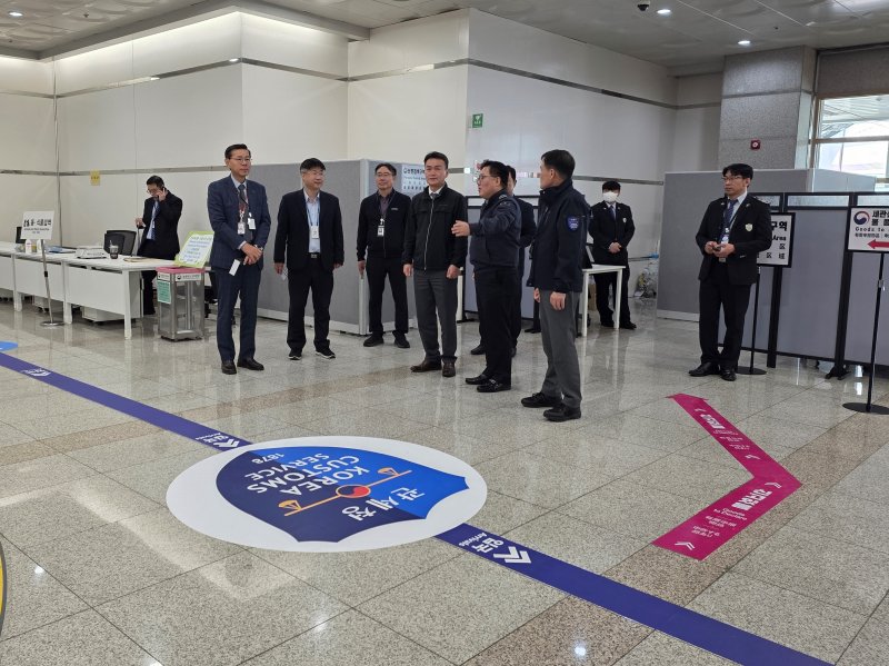 이종욱 관세청 차장(왼쪽 네 번째)이 27일 포항 경주공항을 방문하여 2025 APEC 정상회의의 성공적 개최를 위한 최종 준비 상황을 점검하고 있다. (관세청 제공.재판매 및 DB금지)/뉴스1