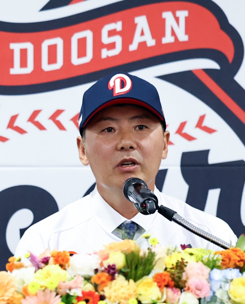 [서울=뉴시스] 최진석 기자 = 프로야구 두산 베어스 제12대 사령탑으로 부임한 김원형 감독이 23일 서울 잠실야구장에서 열린 취임식에서 발언하고 있다. 2025.10. 23. myjs@newsis.com