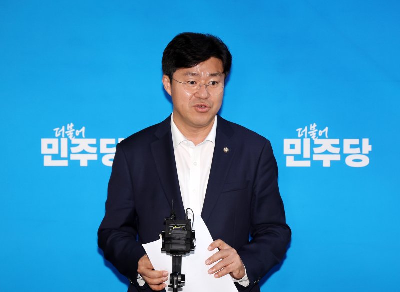 [서울=뉴시스] 김명년 기자 = 박상혁 더불어민주당 수석대변인이 24일 오후 서울 여의도 국회에서 열린 더불어민주당 중동발 위기 관련 긴급 안보 점검 회의를 마치고 브리핑하고 있다. 2025.06.24. kmn@newsis.com