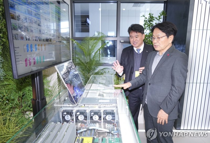 국가인공지능데이터센터 찾은 강기정 광주시장 (출처=연합뉴스)