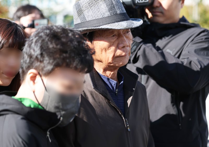 28일 오후 광주고등법원에서 '순천 청산가리 막걸리 살인사건' 재심 피고인 A 씨와 딸 B 씨가 재심 공판을 위해 법정에 출석하고 있다. 2025.10.28/뉴스1 ⓒ News1 박지현 기자