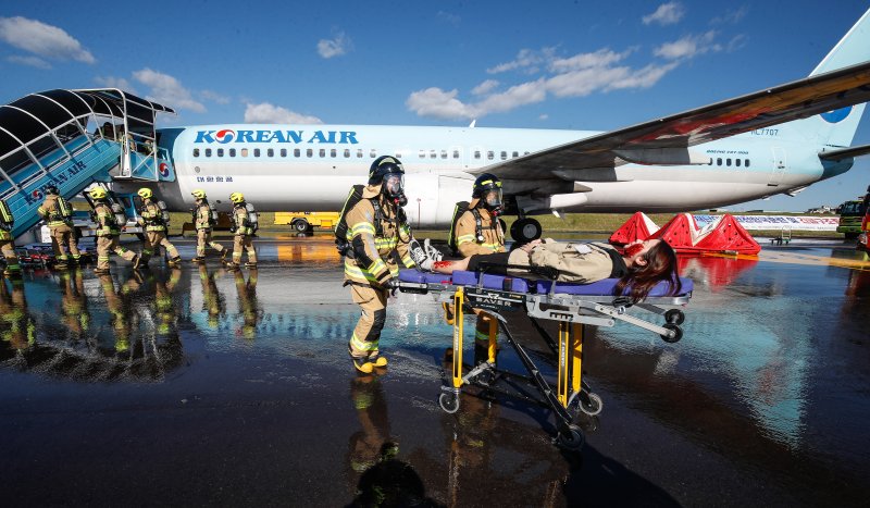 [제주=뉴시스] 우장호 기자 = 28일 오후 제주국제공항 화물청사 계류장 일원에서 항공기 사고를 가정한 '2025년 재난대응 안전한국훈련'이 진행되고 있다. 이 훈련은 '재난 및 안전관리 기본법'에 따라 지방자치단체와 국가기관, 한국공항공사 등 재난관리책임기관의 재난대응 역량 강화를 위해 매년 실시된다. 2025.10.28. woo1223@newsis.com