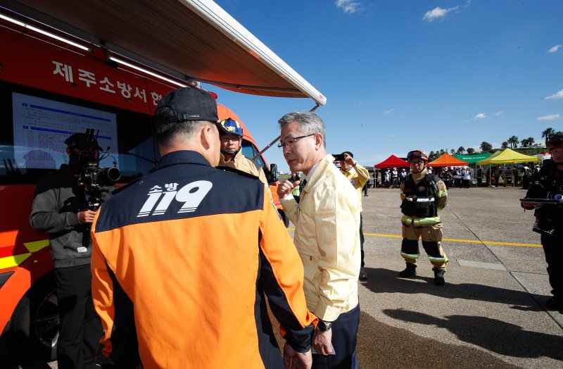 [제주=뉴시스] 우장호 기자 = 28일 오후 제주국제공항 화물청사 계류장 일원에서 항공기 사고를 가정한 '2025년 재난대응 안전한국훈련'이 진행되고 있다. 이 훈련은 '재난 및 안전관리 기본법'에 따라 지방자치단체와 국가기관, 한국공항공사 등 재난관리책임기관의 재난대응 역량 강화를 위해 매년 실시된다. 2025.10.28. woo1223@newsis.com