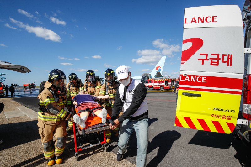 [제주=뉴시스] 우장호 기자 = 28일 오후 제주국제공항 화물청사 계류장 일원에서 항공기 사고를 가정한 '2025년 재난대응 안전한국훈련'이 진행되고 있다. 이 훈련은 '재난 및 안전관리 기본법'에 따라 지방자치단체와 국가기관, 한국공항공사 등 재난관리책임기관의 재난대응 역량 강화를 위해 매년 실시된다. 2025.10.28. woo1223@newsis.com