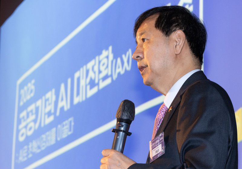 [서울=뉴시스] 황준선 기자 = 구윤철 경제부총리 겸 기획재정부 장관이 28일 오후 서울 마포구 누리꿈스퀘어에서 열린 공공기관 AI 대전환(AX) 워크숍에서 개회사를 하고 있다. 2025.10.28. hwang@newsis.com