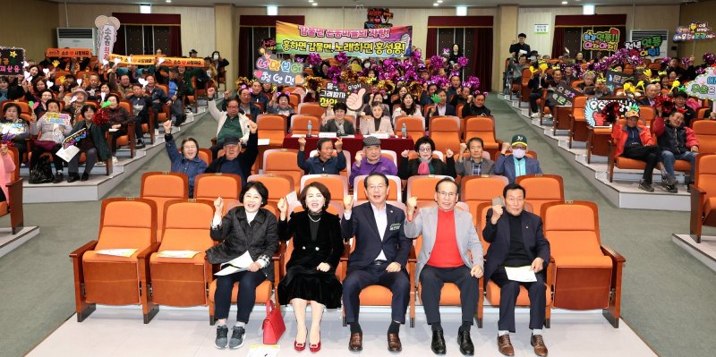 ㈔한국예총 괴산지회는 28일 괴산문화예술회관에서 '3회 괴산실버가요제'를 개최했다.(괴산군 제공, 재판매 및 DB금지)/뉴스1