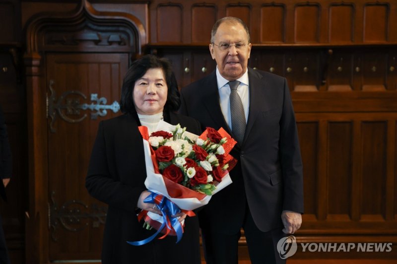 세르게이 라브로프 러시아 외무장관에게 꽃다발 받은 최선희 북한 외무상 (출처=연합뉴스)