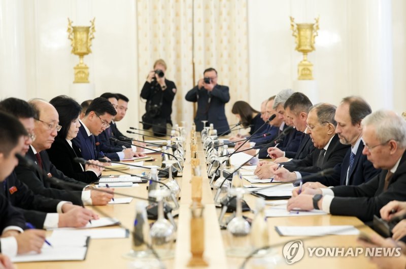 회담하는 세르게이 라브로프 러시아 외무장관과 최선희 북한 외무상 (출처=연합뉴스)