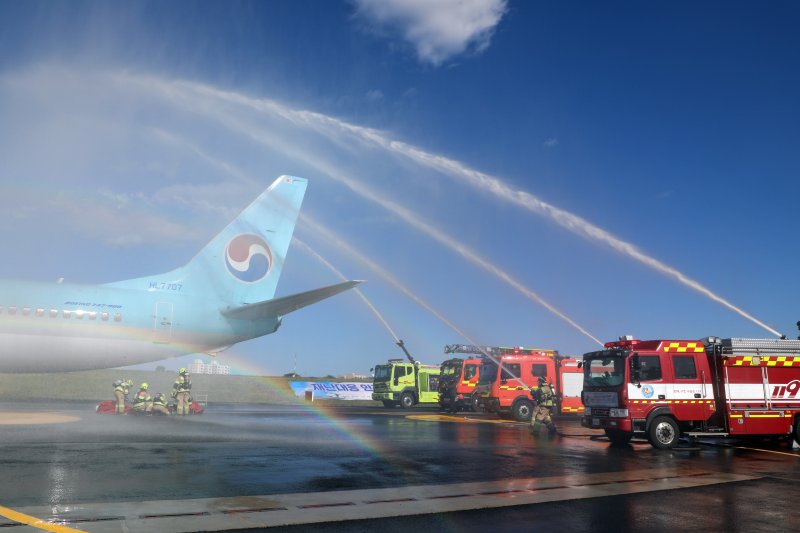 28일 오후 제주국제공항 화물터미널 계류장에서 열린 '2025년 항공기 사고 수습 및 대테러 종합훈련'에서 비행기 화재를 진압하고 있다. 2025.10.28/뉴스1 ⓒ News1 홍수영 기자