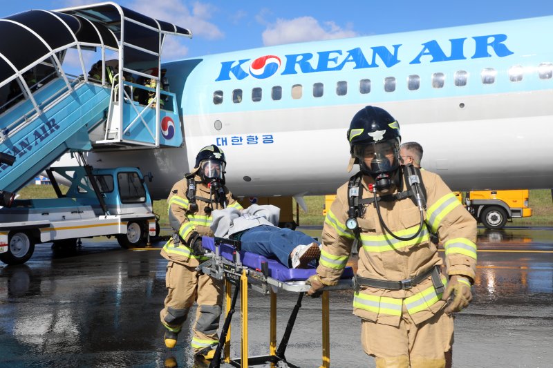 28일 오후 제주국제공항 화물터미널 계류장에서 열린 '2025년 항공기 사고 수습 및 대테러 종합훈련'에서 부상자를 구조하고 있다. 이번 훈련에는 한국공항공사 제주공항과 제주도, 제주지방항공청, 경찰, 해경, 소방, 해병대 등 33개 유관기관이 참여했다. 2025.10.28/뉴스1 ⓒ News1 홍수영 기자