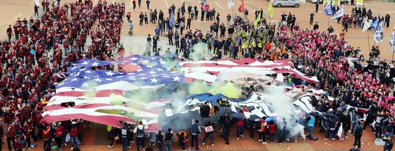 찢어지고 있는 미국 성조기와 'NO TRUMP'. 민주노총 울산지역본부