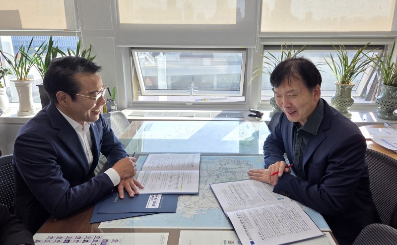 [남원=뉴시스] 28일 최경식 남원시장이 오는 11월 국회 예산심의 일정을 앞두고 기획재정부를 방문, 최용호 국토교통예산과장을 만나 '첨단 드론스포츠 활성화 지원센터 건립' 예산 반영을 건의하고 있다. *재판매 및 DB 금지